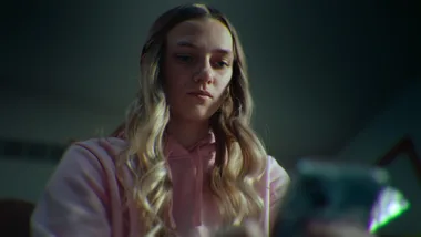 Lauryn Licari receiving unnerving texts in Unknown Number: A Teenage Catfish Story on Netflix.